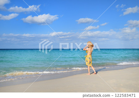 一個女人享受海邊 122583471