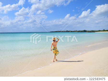 一個女人享受海邊 122583475