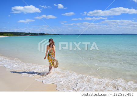 一個女人享受海邊 122583495