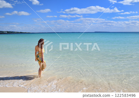 一個女人享受海邊 一個女人享受海邊 122583496