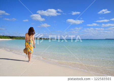 一個女人享受海邊 122583501