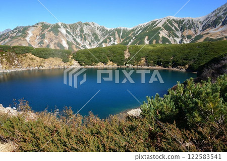 富山縣黑部立山阿爾卑斯山脈路線室堂的御庫裡池,倒映著藍天,背景是真砂山 富山縣黑部立山阿爾卑斯山脈路線室堂的御庫裡池,倒映著藍天,背景是真砂山 122583541