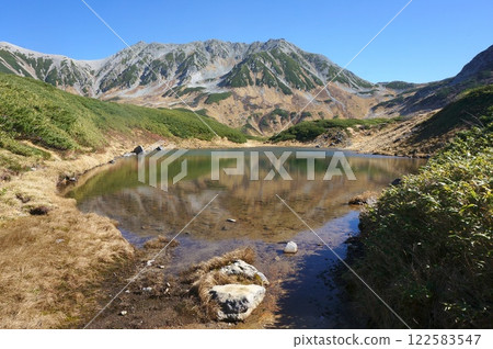 富山縣黑部立山阿爾卑斯山路線室堂的綠池在晴朗的日子裡倒映著立山 富山縣黑部立山阿爾卑斯山路線室堂的綠池在晴朗的日子裡倒映著立山 122583547