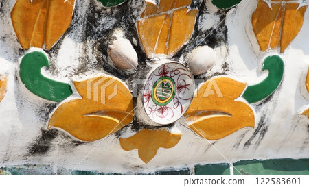 Wat Arun Ceramic Decoration 122583601