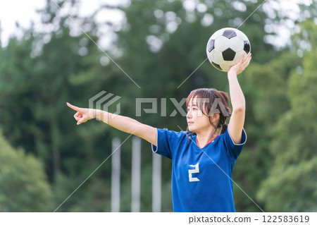 即將投球的五人制足球/女子足球運動員 122583619