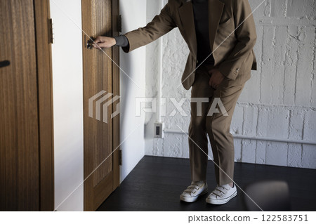 男人跑去廁所 122583751