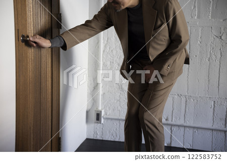 男人跑去廁所 122583752