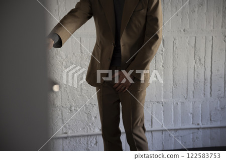 男人跑去廁所 122583753