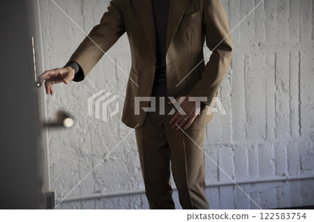 男人跑去廁所 122583754