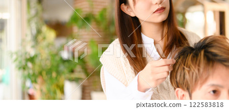 在美容院工作的女士 122583818