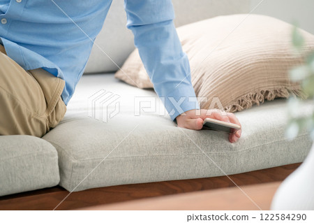 一個放不下智慧型手機的成年男子 一個放不下智慧型手機的成年男子 122584290