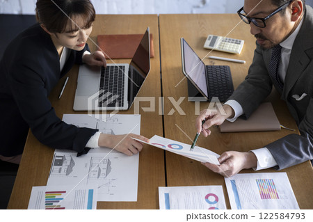 在辦公室工作的商務人士 122584793