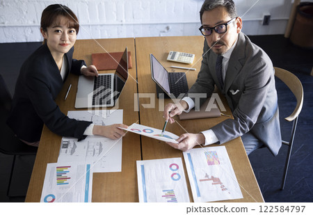 在辦公室工作的商務人士 122584797