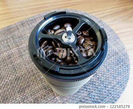 研磨咖啡豆並沖泡美味咖啡的咖啡機 122585279