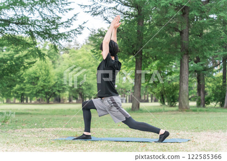 年輕人在公園的瑜珈墊上做瑜珈/普拉提 年輕人在公園的瑜珈墊上做瑜珈/普拉提 122585366