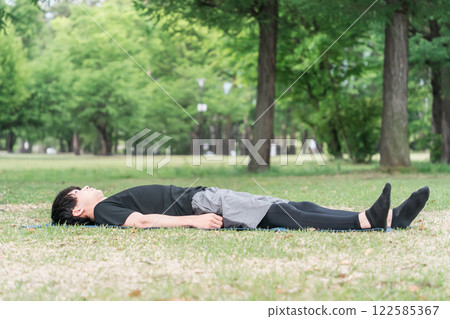 年輕人在公園的瑜珈墊上做瑜珈/普拉提 122585367