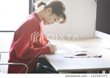 做筆記的女商人 122585375