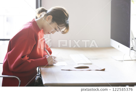 Business person working in the office Business person working in the office 122585376