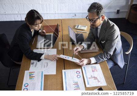 在辦公室工作的商務人士 122585719