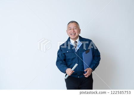 一名身穿工作服的男子，一名老兵 122585753