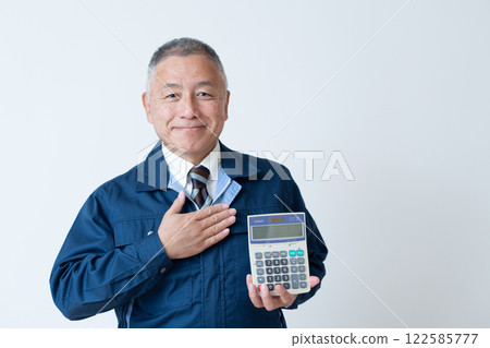A man in work clothes, a veteran 122585777