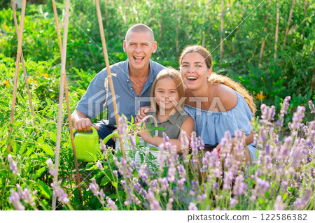 Portrait of happy family 122586382