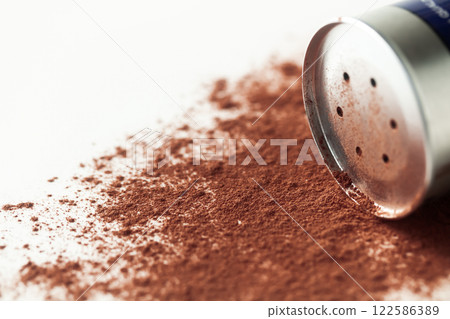 Ceylon cinnamon powder 122586389