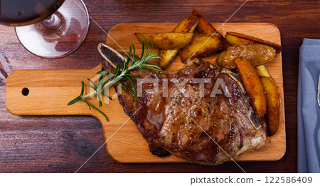 Beef steak with potatoes on a wooden board Beef steak with potatoes on a wooden board 122586409