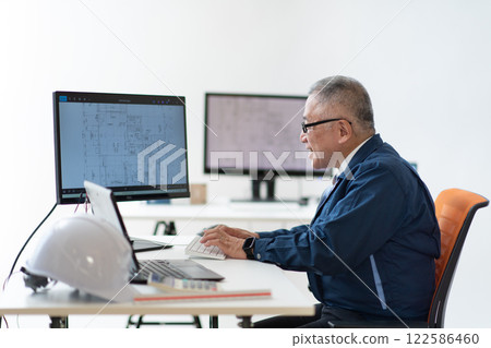 一名身穿工作服的男子,一名老兵 一名身穿工作服的男子,一名老兵 122586460