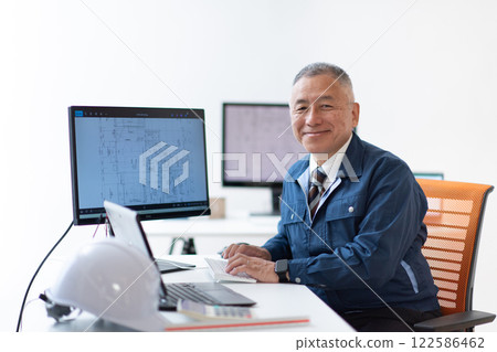 一名身穿工作服的男子，一名老兵 122586462