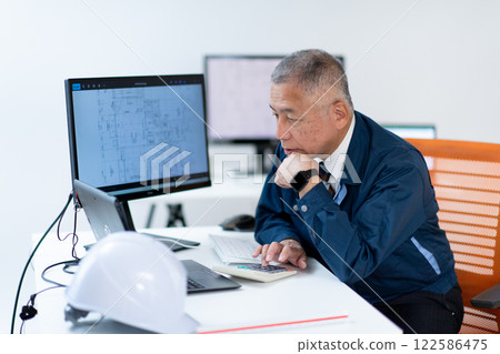 A man in work clothes, a veteran 122586475