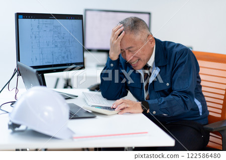 一名身穿工作服的男子，一名老兵 122586480