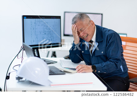 A man in work clothes, a veteran 122586482