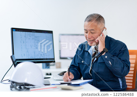 一名身穿工作服的男子，一名老兵 122586488