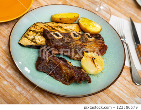 Grilled rack of lamb with vegetables 122586579