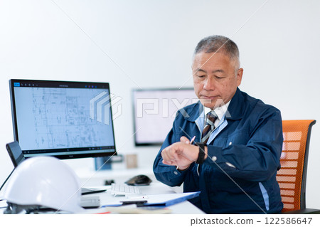 A man in work clothes, a veteran 122586647
