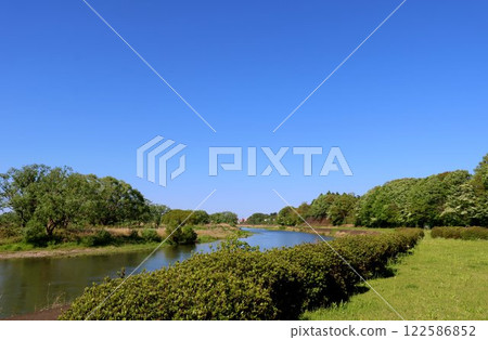 Fresh green river spring scenery Fresh green river spring scenery 122586852