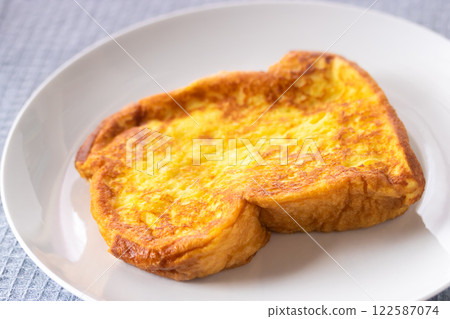 Fluffy and moist French toast 122587074