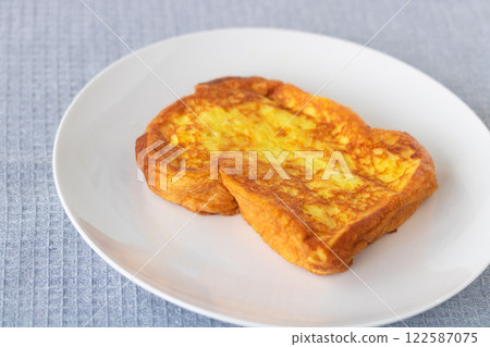 Fluffy and moist French toast 122587075