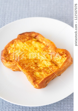 Fluffy and moist French toast 122587076