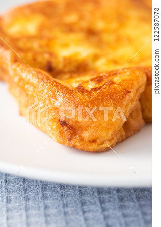Fluffy and moist French toast 122587078