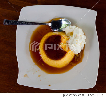 Top view of custard flan with whipped cream 122587114