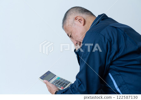 一名身穿工作服的男子，一名老兵 122587130