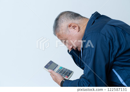 一名身穿工作服的男子，一名老兵 122587131