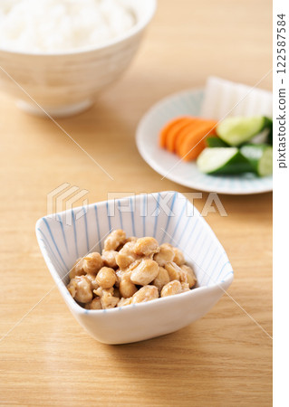 納豆放在一個小碗裡 122587584