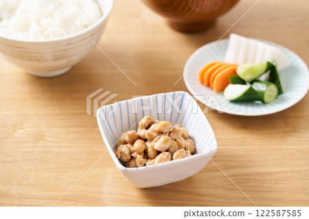 納豆放在一個小碗裡 122587585