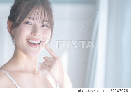 Young woman with straight teeth 122587678