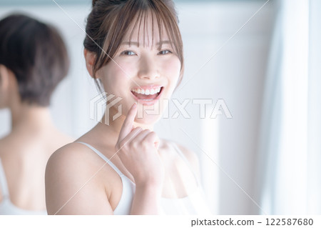 牙齒整齊的年輕女子 122587680