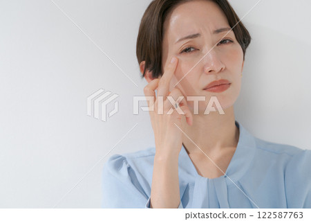 中年婦女把手放在臉上 中年婦女把手放在臉上 122587763