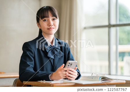 Elementary school, junior high school, and high school students taking online classes using smartphones in school classrooms (ICT education) 122587767